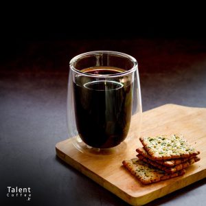 طرز تهیه آیس آمریکانو خانگی با طعمی کافه‌ای
