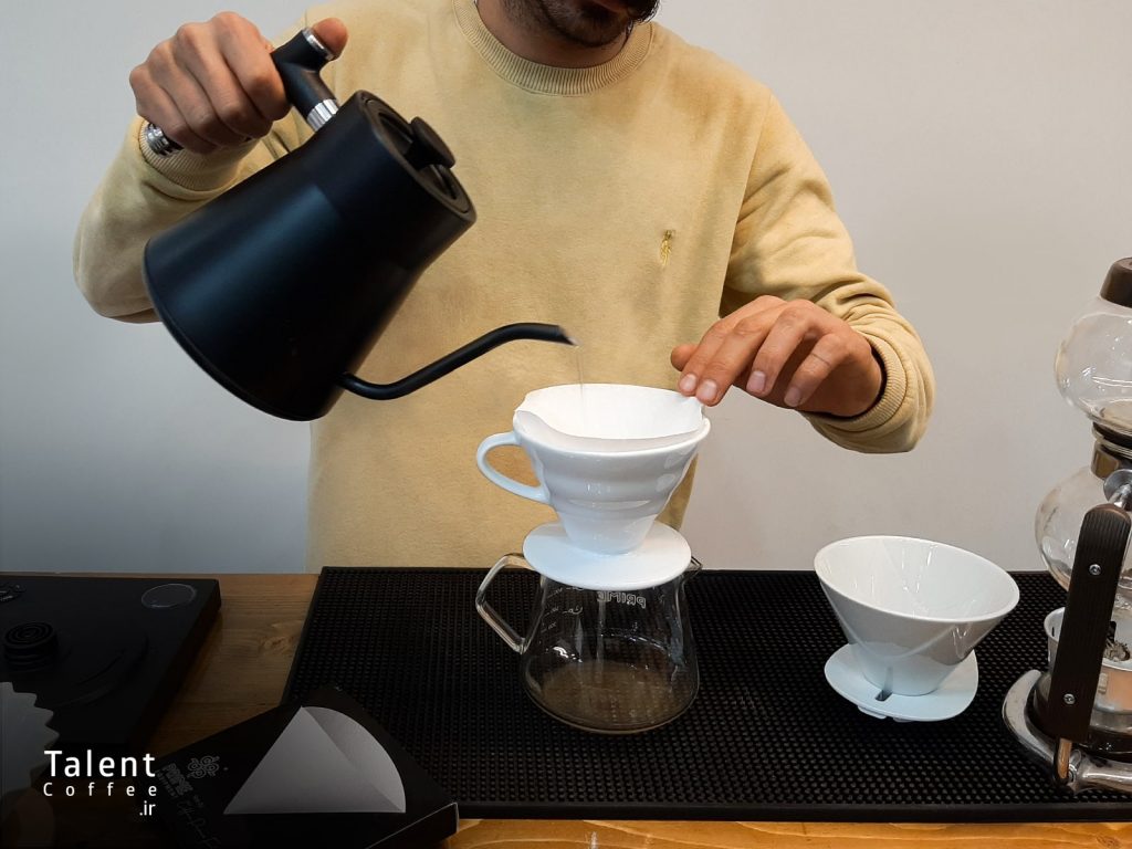 اضافه کردن آب جوش در قهوه ساز v-60